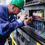 IÜREL Elektro-Techniker bei der Anlagenwartung